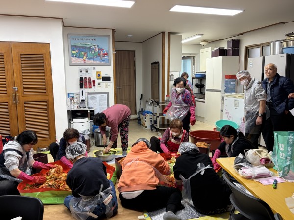 경로당에서 김장 버무리기 하는 모습