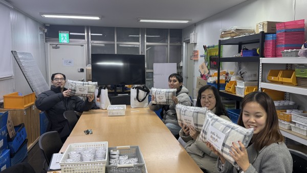간담회 기념품인 담요를 들고 있는 모습