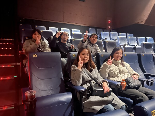 영화 시작 전에 영화 볼 준비를 하며 브이 하고 있는 모습