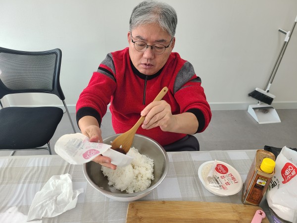 밥을 섞고 있는 사랑의 집배원의 모습