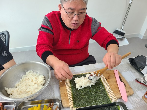 김밥을 말고 있는 사랑의 집배원의 모습