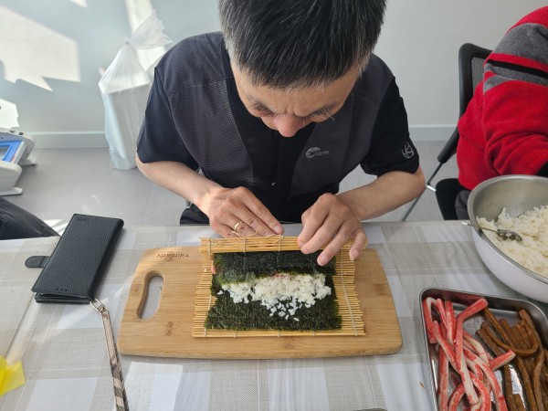 예쁘게 김밥을 말고 있는 사랑의 집배원의 모습