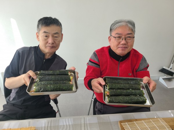 완성된 김밥을 다같이 들고 있는 모습
