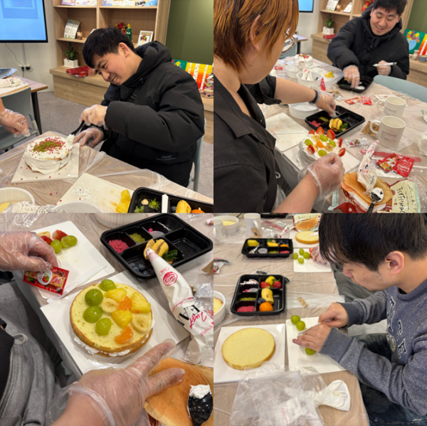 연말을 맞이하여 케이크를 만들고 있는 모습, 과일을 빵 사이에 넣고 있는 모습