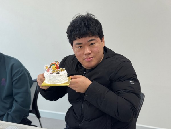 직접 만든 케이크를 들고 미소 짓는 모습