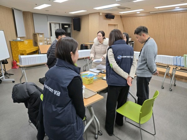 지도점검 후 이야기하는 사진