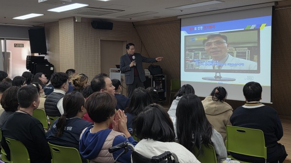 화재 예방 관련 영상 시청중인 모습