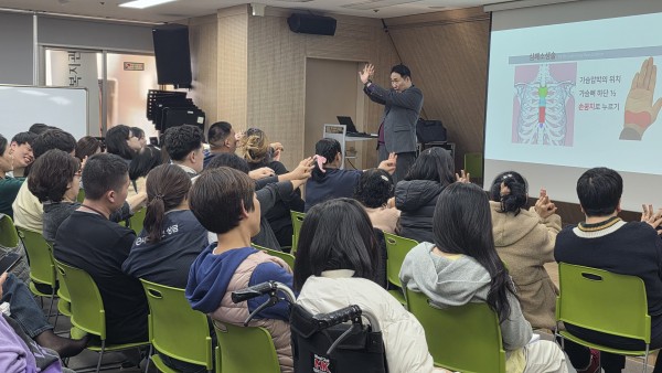 심폐소생술 자세를 배우는 모습