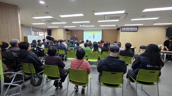 직원과 이용인이 함께 교육을 듣는 모습