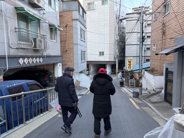 청소하는 말미마을 주민협의체 모습