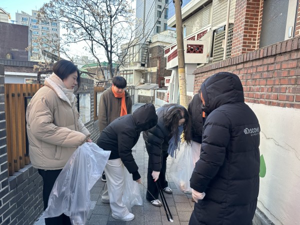 말미마을 갤러리 청소하는 직원들 모습