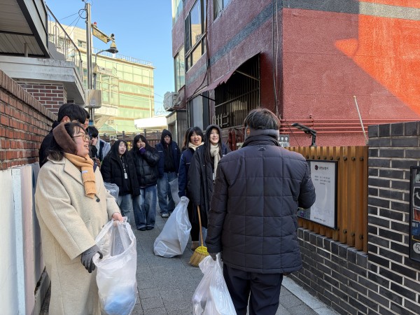 말미마을 갤러리 구경하는 모습