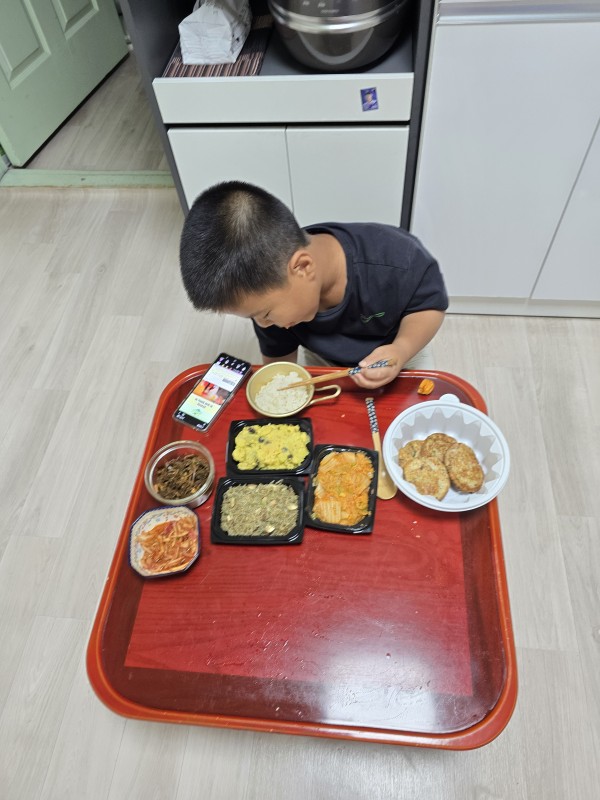 좁은 교자상에서 식사하는 아동의 모습