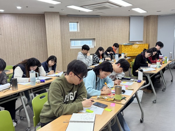 교육들으며 필기하는 직원들의 모습