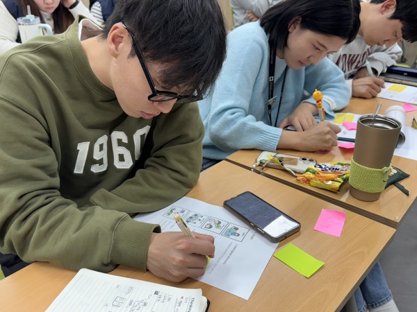 수정할 내용에 대해 고민하는 직원들의 모습