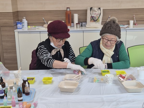 공예품 만드는 모습