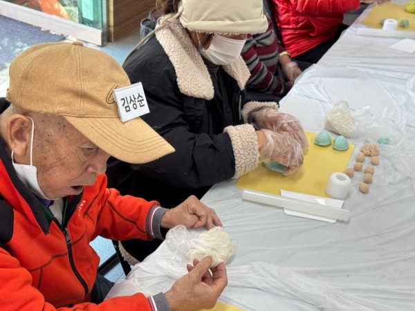 앙금을 분배하여 바람떡 만드는 모습