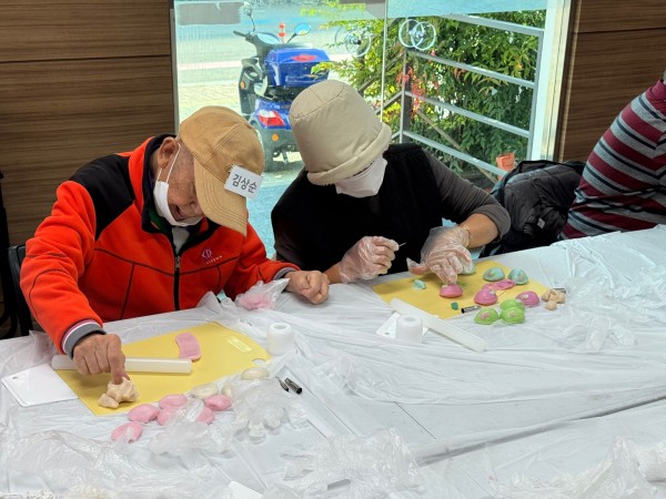 예쁘게 색깔을 넣어 만드는 모습