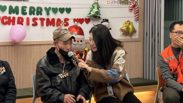 쓱쓱싹싹 창진님이 자기소개를 하고 있는 모습의 사진