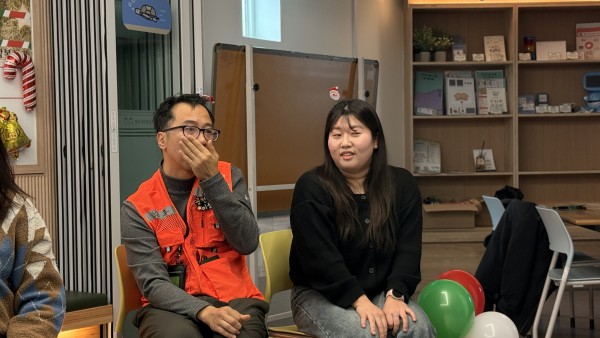 동백님이 직접 자기소개를 하고 있는 모습의 사진