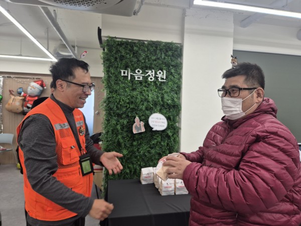 동백님이 직접 초대한 분들에게 호두과자를 나눠주고 있는 모습의 사진