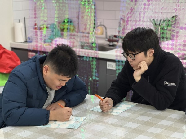 롤링페이퍼를 작성하는 모습