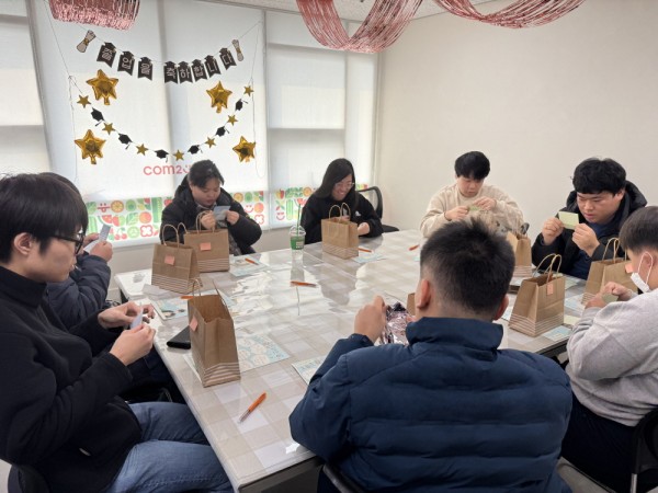 담당자가 준비한 편지를 읽는 모습