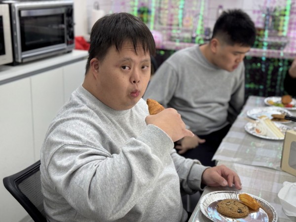 빵을 맛있게 먹는 모습