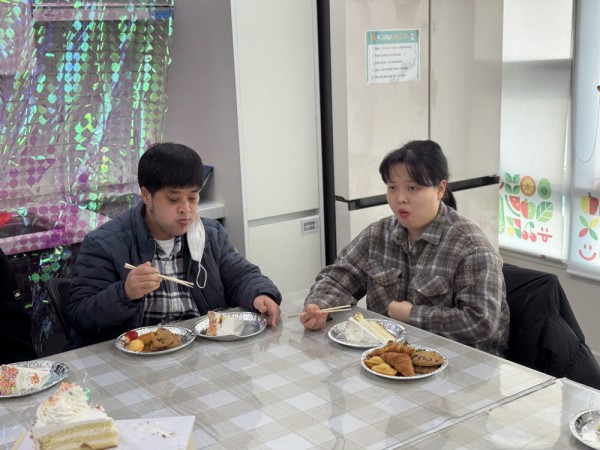 음식을 먹으며 담소를 나누는 모습