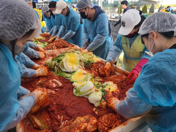 김치를 열심히 버무리고 있는 모습