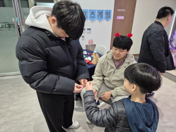 참여자가 직접 도와주는 모습