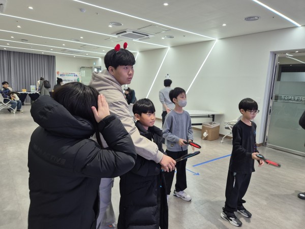 행사 참여하는 친구들에게 알려주는 모습