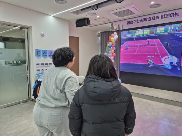 포토존에서 사진 찍어주는 모습