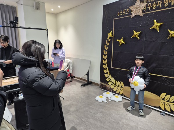 방법 알려주는 모습