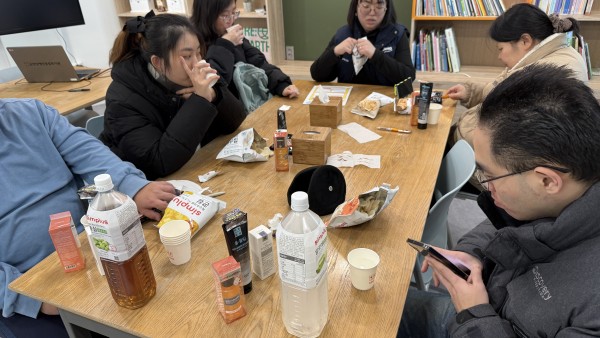 간식을 먹으며 마무리하는 사진