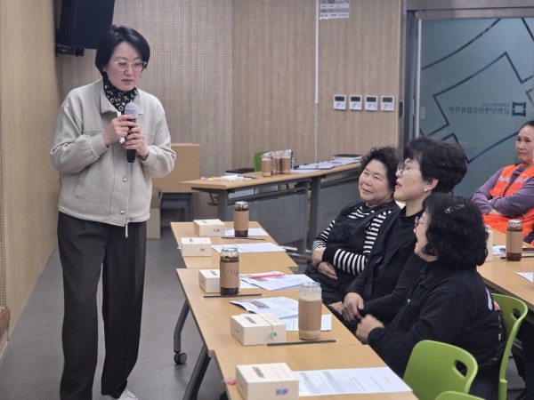 근무하면서 생긴 상황에 대해 설명하는 모습