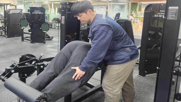 레그컬 운동하는모습