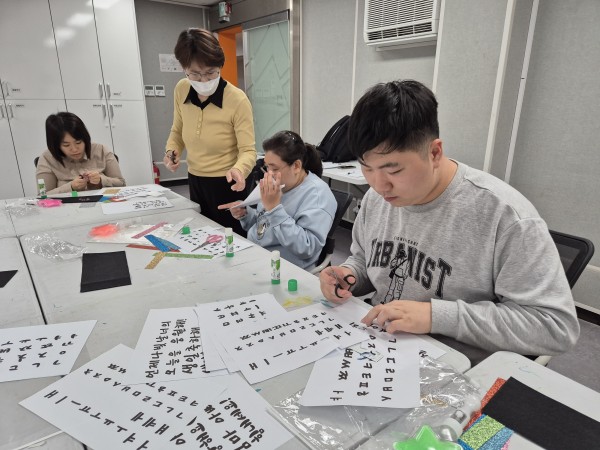 주중공에 응원봉을 만드는 모습