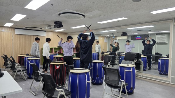 강사의 동작을 따라 난타 퍼포먼스를 수행하는 모습