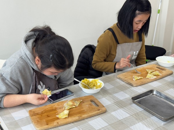 식빵에 계란 샐러드를 올리는 모습