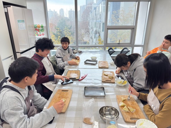 요리 재료를 손질하는 모습