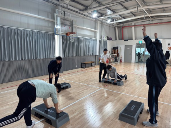 스텝박스 운동을 진행하는 모습