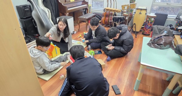 그룹수업으로 앉아 음악활동을 진행하는 모습