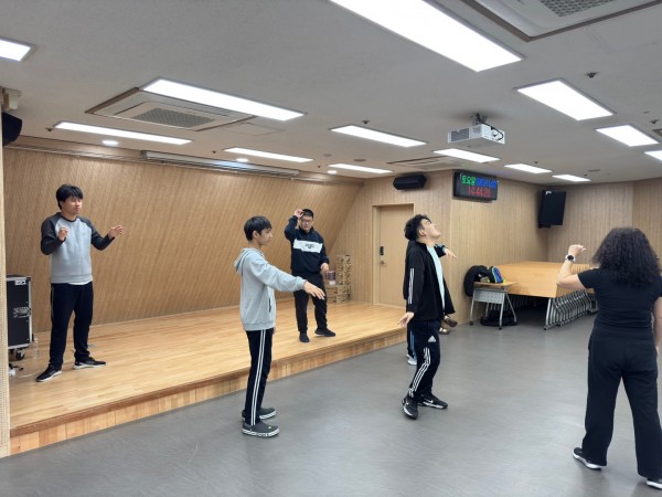 힙합댄스를 수행하는 모습