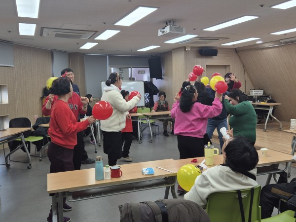 풍선을 들고 건강체조를 수행하는 모습