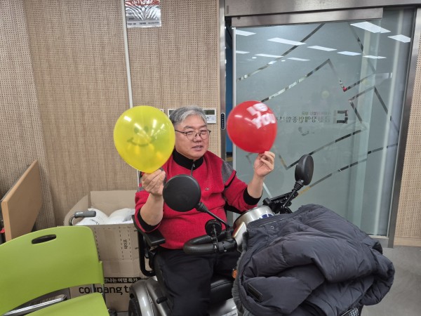 풍선을 들고 있는 이용인의 모습