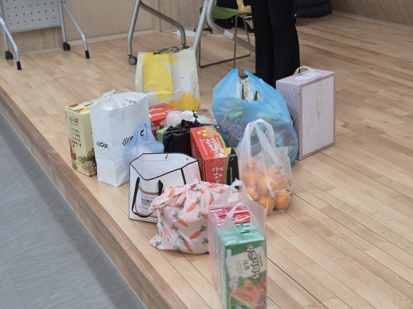 과자, 과일, 음료 등 이용인들이 가져온 다양한 음식들