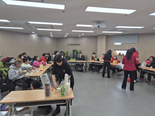 가져온 간식을 나눠먹는 모습