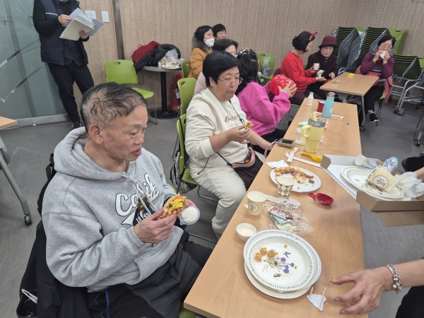 나눈 음식을 먹으며 즐기는 모습