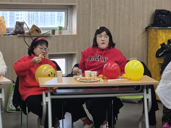 짝꿍과 음식을 함께 먹는 모습